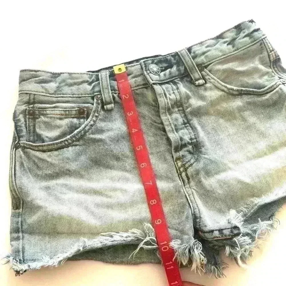 Free‎ People Midrise Light Wash Button Fly Cheeky Denim Fray Jean Short Size 26